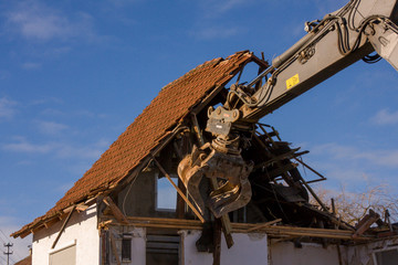 Hausabbruch mit Baggerzange