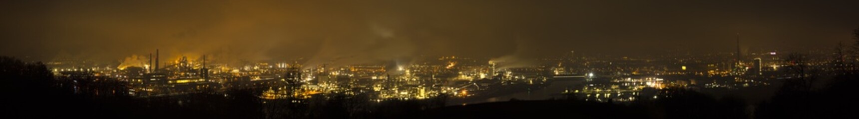 Fototapeta na wymiar Linz bei Nacht