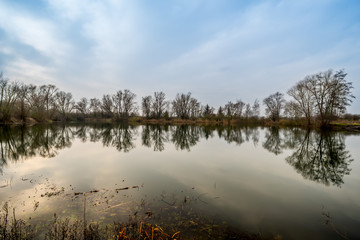 Bagger See Teich mit Spiegel von Himmel und Baum