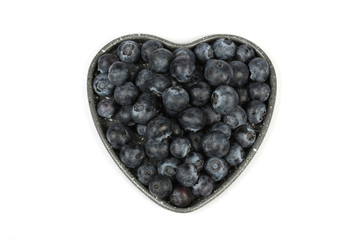 Myrtilles en cœur sur fond blanc 