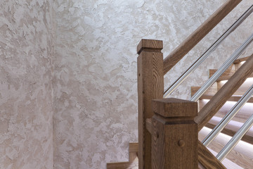 Столбы дубовой лестницы и декоративное покрытие стены - ручная работа