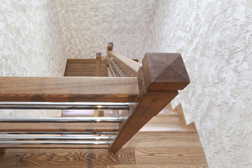 Столб и перила лестницы из дуба и стены с декоративным покрытием