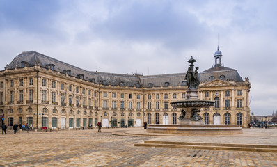 Obraz premium Place de la Bourse à Bordeaux et le miroir d'eau, Gironde, Nouvelle-Aquitaine, France