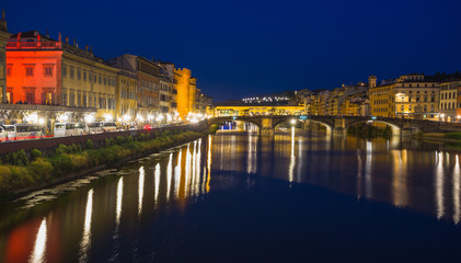 Obraz na płótnie Canvas Night view of the river in Florence Italy
