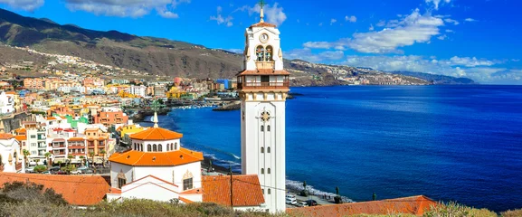 Fotobehang Vakanties en bezienswaardigheden op Tenerife - Candelaria-stad met beroemde basiliek © Freesurf