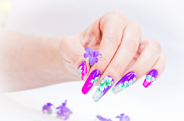 Nails decorated with floral arrangements for a colorful spring and a beautiful summer