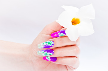 Nails decorated with floral arrangements for a colorful spring and a beautiful summer