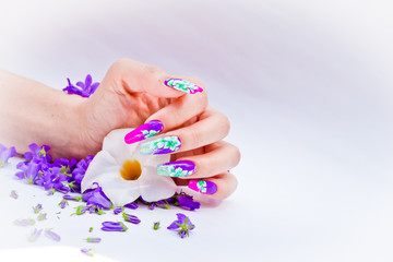 Nails decorated with floral arrangements for a colorful spring and a beautiful summer