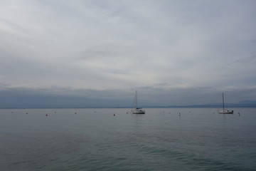 Fototapeta premium Pochmurny dzień nad jeziorem Garda we Włoszech