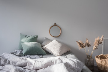 Morgenlicht im Schlafzimmer, das im nordischen Design eingerichtet ist