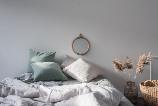 Morgenlicht im Schlafzimmer, das im skandinavischen Design eingerichtet ist