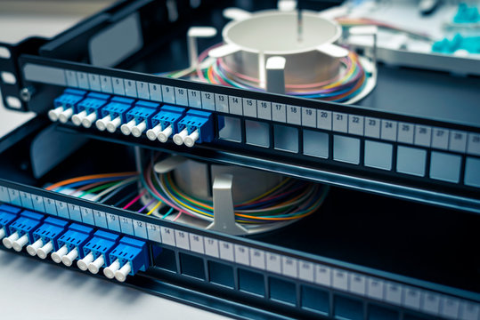 Fibre optic patch distribution panel