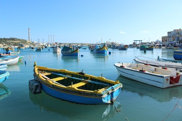 Fototapeta na wymiar Łódki w porcie - Malta