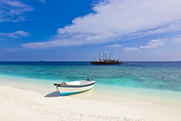Fototapeta na wymiar Maledivenstrand mit Ausflugsboot,