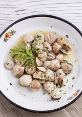 clams in very old plate
