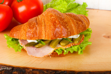 Croissat with ham and cucumbers