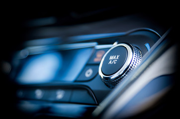 Obraz premium Przycisk klimatyzacji w samochodzie