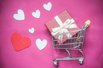 concept chariot de supermarché et st Valentin