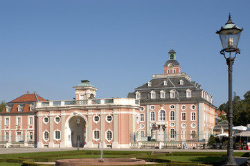 Fototapeta na wymiar Schlosswachthaus und Amtsgericht in Bruchsal