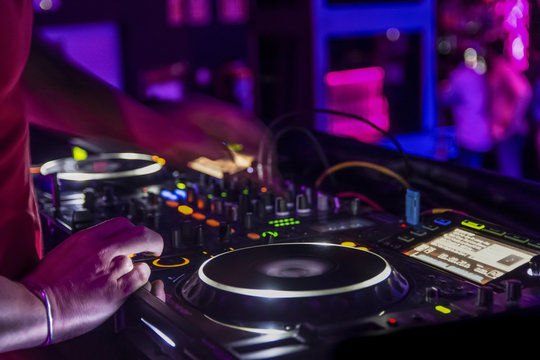 dj mezclando en fiesta 