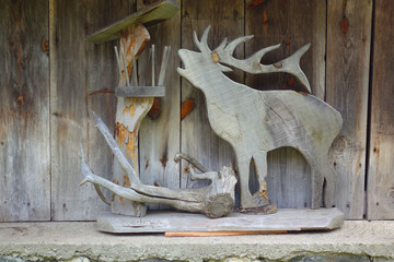 Hirsch aus Holz geschnitzt