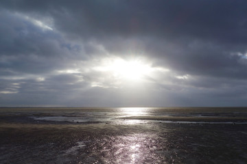 Sonne, Wolken und Meer