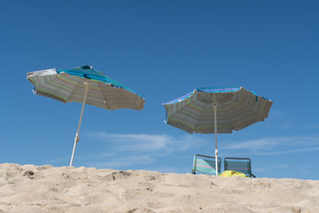 Sillas y sombrillas azules en la playa en Baja California.