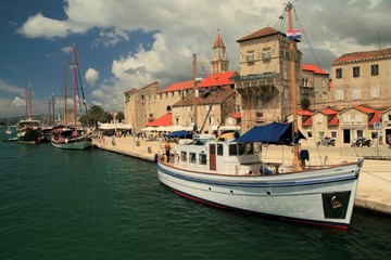  Promenade am Hafen Trogir, Dalmatien, Kroatien