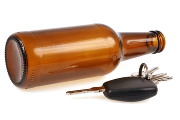 Bouteille de bière vide à côté de clé de voiture