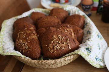 selbstgemachte brötchen mit sonnenblumen körner