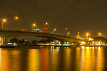 Fototapeta na wymiar Bridge over Chao Phraya Light reflecting the beautiful water
