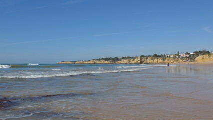 Teil des breiten, langen und feinsandigen Strandes am Atlantik bei Ebbe, Armacao de Pera, Silves, Algarve, Portugal