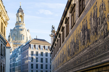 Fürstenzug in Dresden mit Blick auf die Frauenkirche - obrazy, fototapety, plakaty