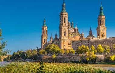 Fototapeta na wymiar View of the cathedral of the Savior (Catedral del Salvador) from the banks of the Ebro river, Zaragoza, Aragon, Spain.