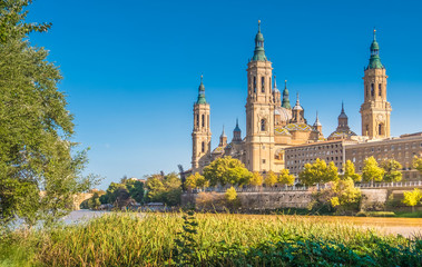 View of the cathedral of the Savior (Catedral del Salvador) from the banks of the Ebro river, Zaragoza, Aragon, Spain. - obrazy, fototapety, plakaty