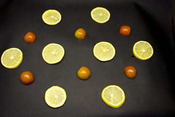 lemon slices with slices of tomatoes