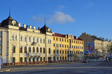 Fototapeta na wymiar Псков, старые дома на Октябрьской площади