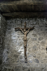 Kreuz in altem Gemaeuer