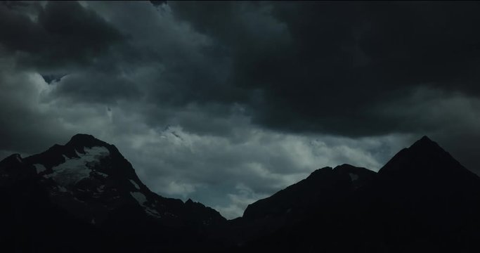 Timelapse day for night on high mountains with eternal snow, stormy and worrying atmosphere - Time lapse nuit am&eacute;ricaine sur haute montagne neige &eacute;ternelle, ambiance orage inqui&eacute;tante