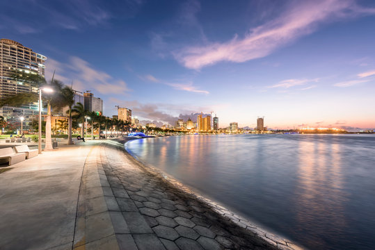 A Marginal de Luanda, Av. 4 de Fevereiro, ao final do dia. Angola