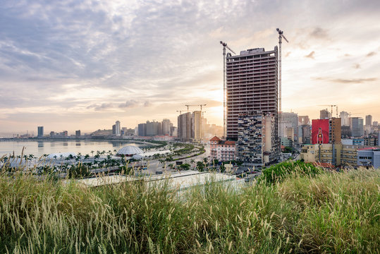 A parte baixa da cidade de Luanda de madrugada, ao nascer do sol e em destaque o largo do Baleiz&atilde;o, a Marginal. Angola