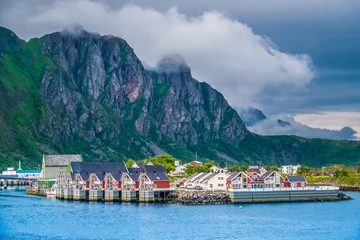 Schilderijen op glas Svolvaer harbor, Lofoten Islands, Nordland, Norway. Located north of the Arctic Circle. Natural beauty, distinctive scenery, dramatic mountains and peaks, fjords and picturesque villages. © Luis
