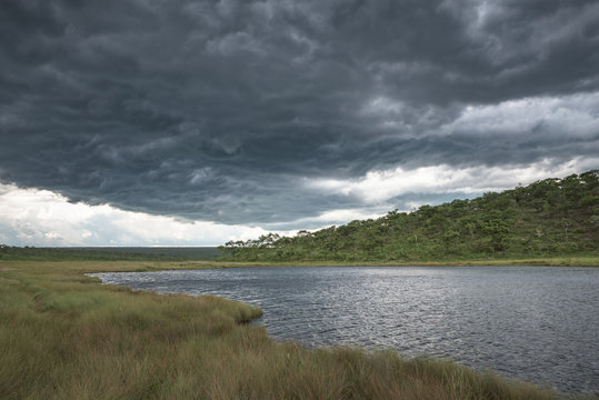 Tempestade de ver&atilde;o na lagoa da nascente do rio Cuanavale em Angola, prov&iacute;ncia do Moxico	