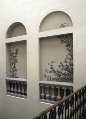 Ventanas tapadas.
Cuatro ventanas tapadas y decoradas con pinturas.
