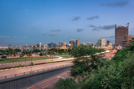 A Marginal de Luanda ao final do dia