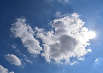 Obraz premium Sun hidden beneath cloud 