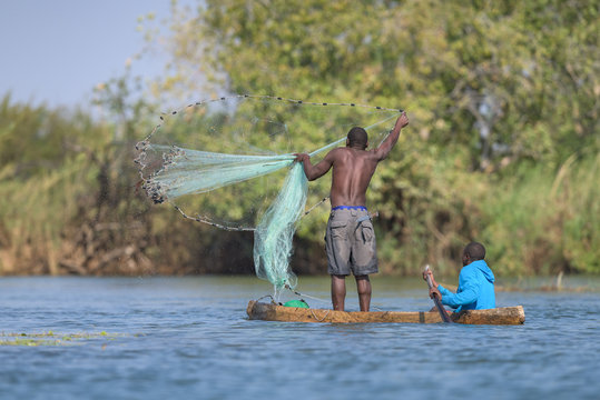 Pescador artesanal em canoa (mocoros/macoros) no rio Cubango, prov&iacute;ncia do Cuando Cubango, Angola