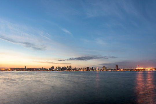 Luanda a acordar - a baixa da cidade vista a partir da ba&iacute;a ao nascer do sol. Angola