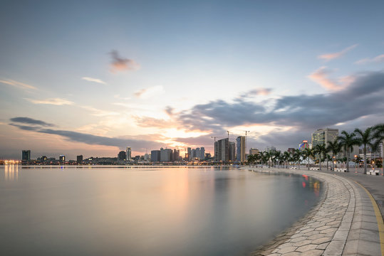 Luanda a acordar - a baixa da cidade vista a partir da ba&iacute;a ao nascer do sol. Angola