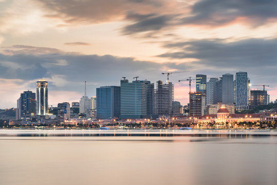 Luanda a acordar - a baixa da cidade vista a partir da ba&iacute;a ao nascer do sol. Angola